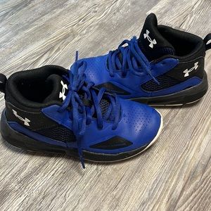 Under Armour - kids basketball sneakers. 1Y